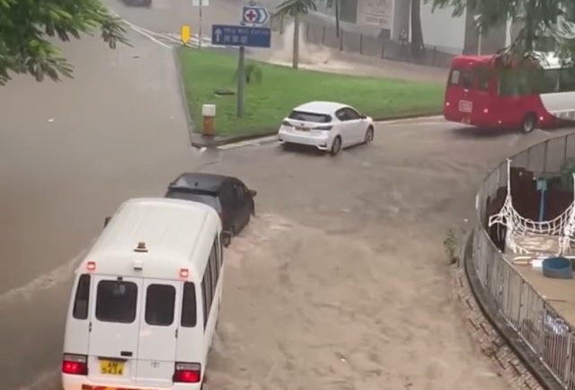 汽車均仿如在河中行駛 汽車均仿如在河中行駛