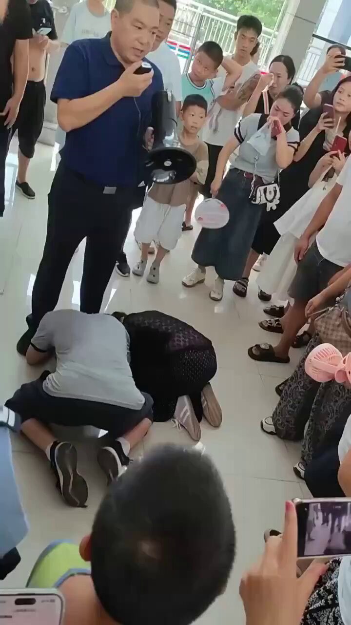 被虐打4小時的賴姓少女的父母,無聲哭跪官員求公道。X 被虐打4小時的賴姓少女的父母,無聲哭跪官員求公道。X