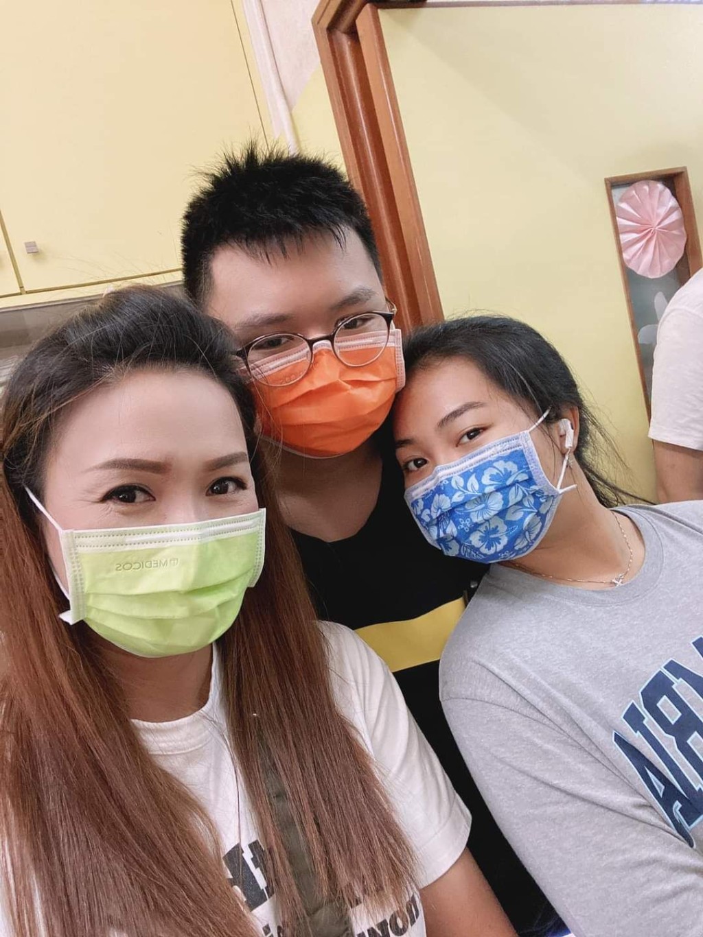 今年中秋節她和子女去做善事,好有善心。