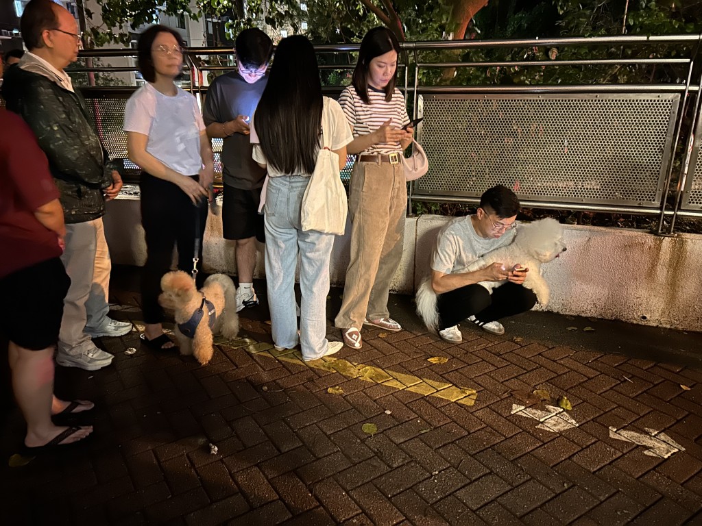 有居民帶同寵物逃生。曾志恒攝 有居民帶同寵物逃生。曾志恒攝