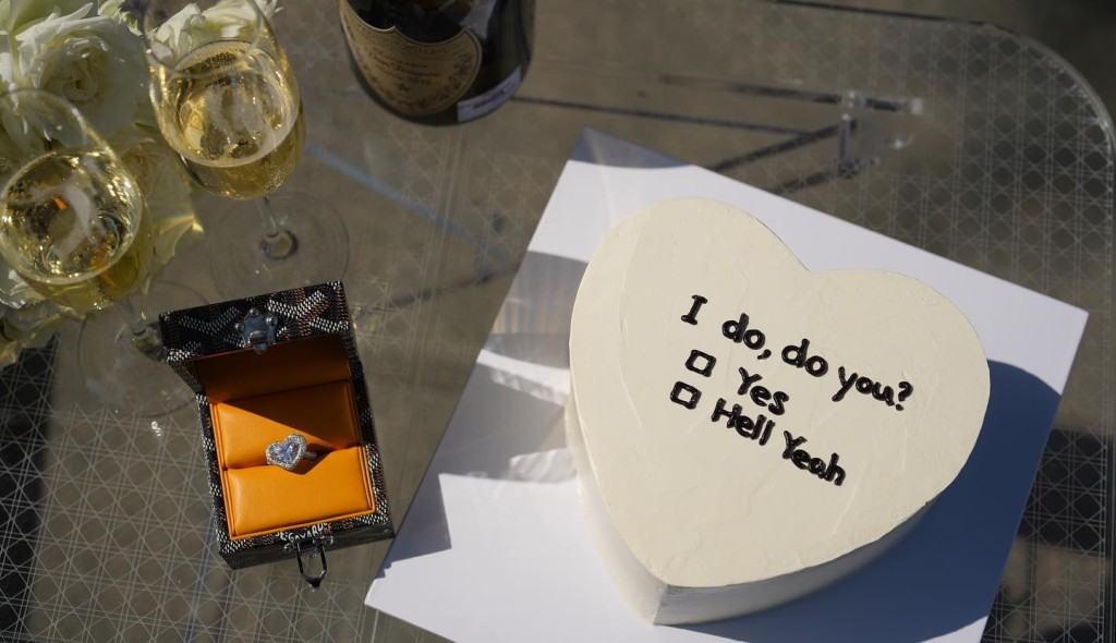 一個蛋糕加心型鑽戒，伍富橋求婚成功！