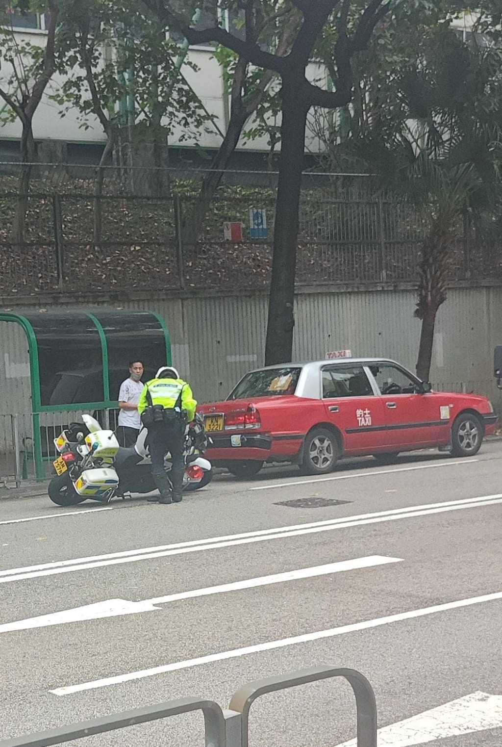 一輛警察電單車於旺角白布街及染布房街交界，與一輛的士發生相撞。網上圖片