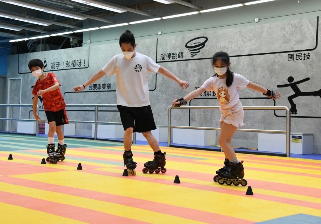 永浠（左）和塏營（右）為香港滾軸溜冰代表隊成員，哥哥主要的比賽項目是剎車及速度繞樁，妹妹則主攻花式繞樁及速度繞樁。