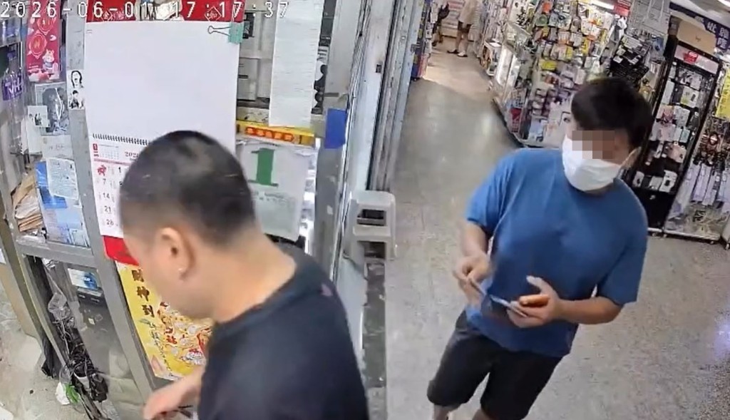 店東先步往店內。Threads片段截圖