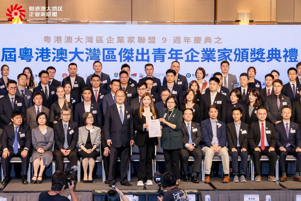獲嘉許歷屆傑青蔡加敏。 獲嘉許歷屆傑青蔡加敏。