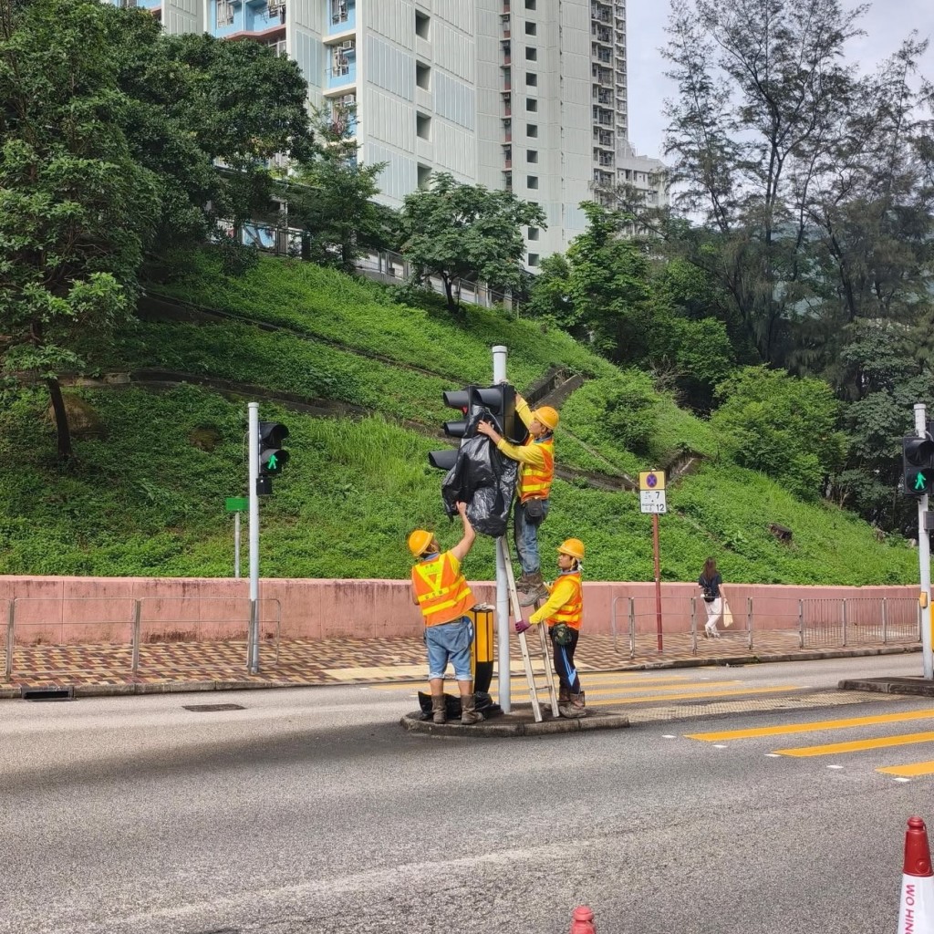 水務署強調,會盡快完成臨時路面修復工程以恢復部分行車線。FB:潘卓斌 水務署強調,會盡快完成臨時路面修復工程以恢復部分行車線。FB:潘卓斌