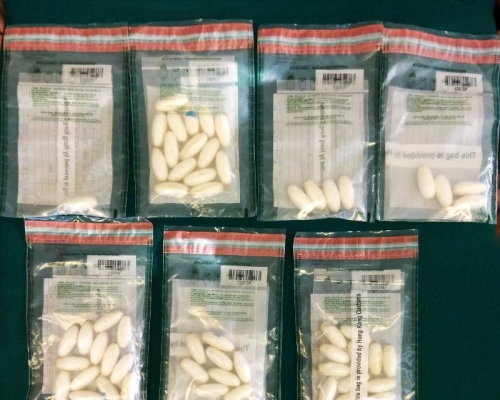 海關在機場檢獲約1.1斤懷疑可卡因及約2.5公斤懷疑冰毒。圖示檢獲的懷疑可卡因。