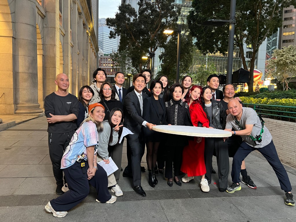 一班主演同工作人員合照。 一班主演同工作人員合照。