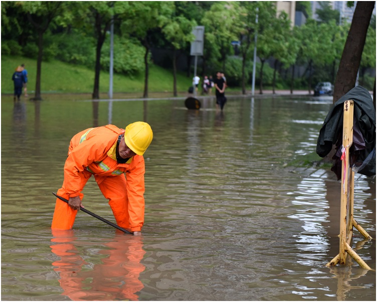 廣州市白雲區水浸工作進行搶修。新華社