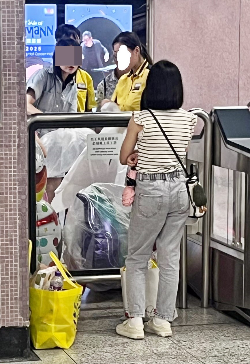 樓主昨日(27日)在社交平台Threads上載相片 發帖,指有「港媽大鬧地鐵站,帶10幾個金屬 氣球入站,俾人周到發爛渣,仲要喺自己啲仔 女面前做壞榜樣,真心係咪第一次搭地鐵未聽 過咩叫『請勿攜帶金屬氣球進入車廂』」。Threads截圖 樓主昨日(27日)在社交平台Threads上載相片 發帖,指有「港媽大鬧地鐵站,帶10幾個金屬 氣球入站,俾人周到發爛渣,仲要喺自己啲仔 女面前做壞榜樣,真心係咪第一次搭地鐵未聽 過咩叫『請勿攜帶金屬氣球進入車廂』」。Threads截圖