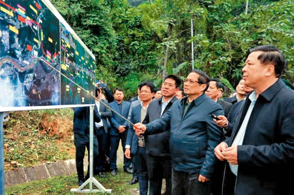 越南政府總理范明正視察老街—河內—海防鐵路建設項目。