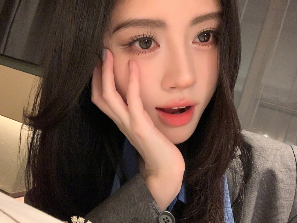 内地红星鞠婧祎遭实名举报逃税，消息成为热搜。微博