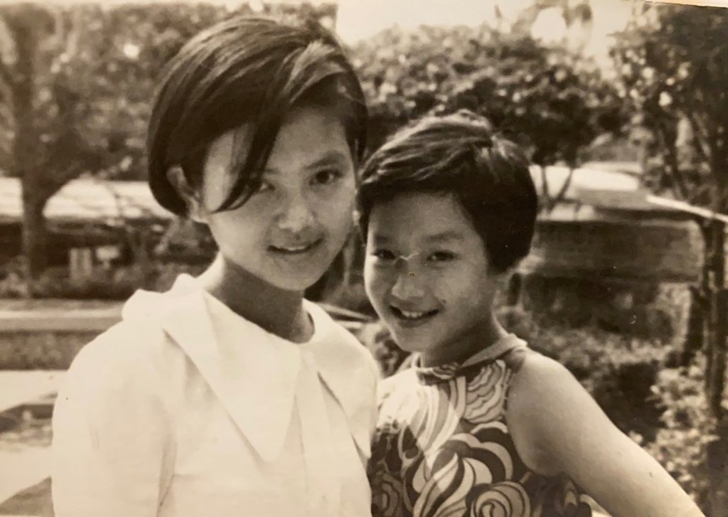 谢玲玲曾晒出与恬妞（右）的童年合照。