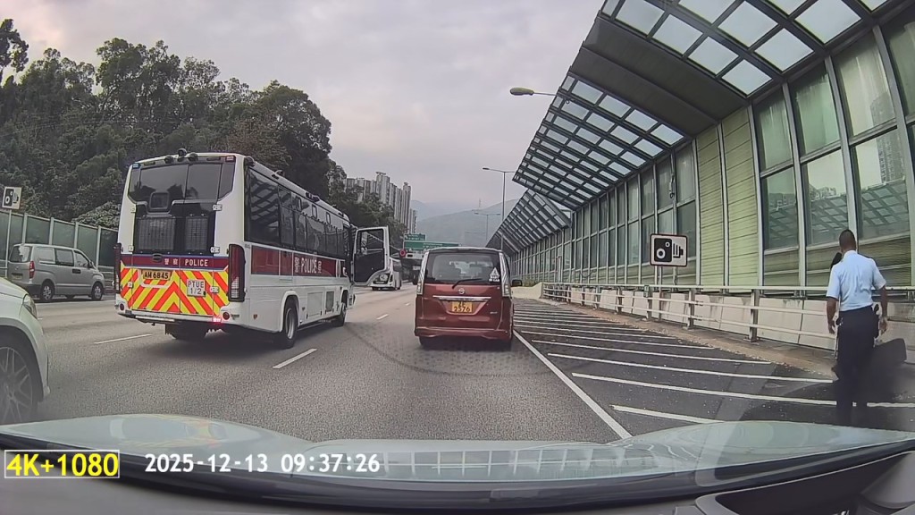 男警「起飛腳」踢跌輪胎。網上片段截圖 男警「起飛腳」踢跌輪胎。網上片段截圖