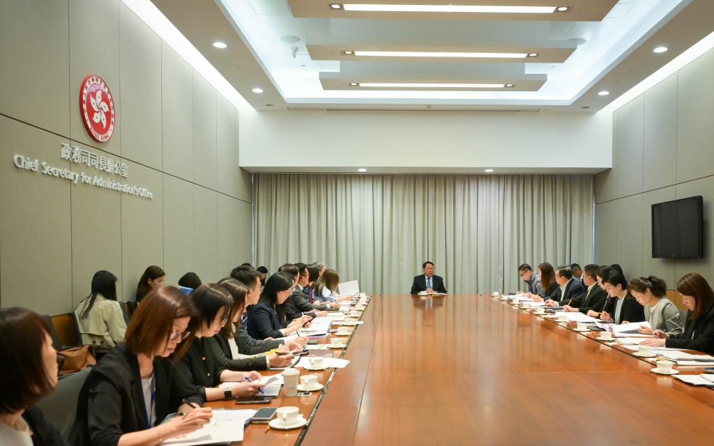 政務司司長陳國基（中）主持節慶安排跨部門工作小組會議，全面統籌並督導各政府部門就內地勞動節黃金周期間接待訪港旅客的預備工作。