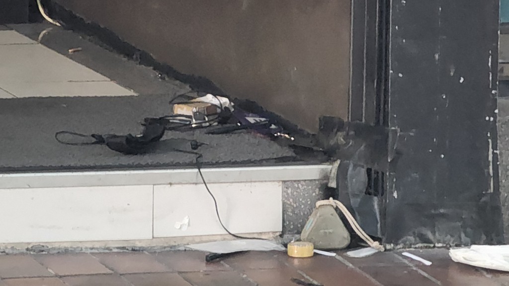 現場遺下大批雜物。