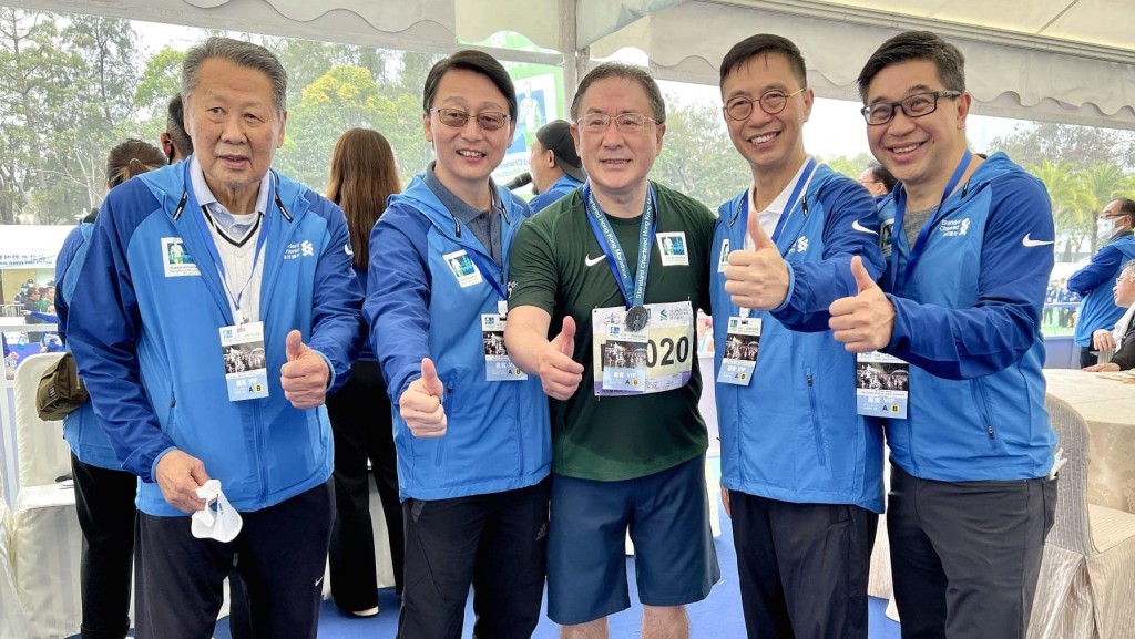 卓永興和楊潤雄(右二)、劉明光(左二)、體育專員鄭青雲(右一)及賽事籌委會主席高威林(左一)合照。(卓永興fb圖片)
