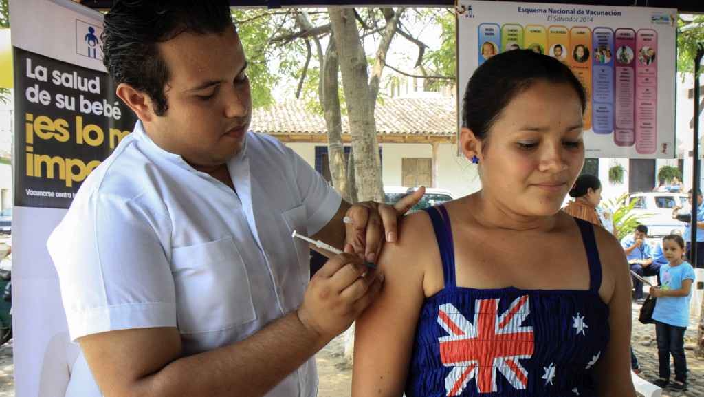 萨尔瓦多一名女性在美洲疫苗接种周期间撞种疫苗，该活动重点是预防流感、百日咳和肺炎球菌。 新华社