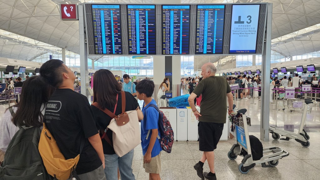 颱風韋帕襲港情況下機場情況。