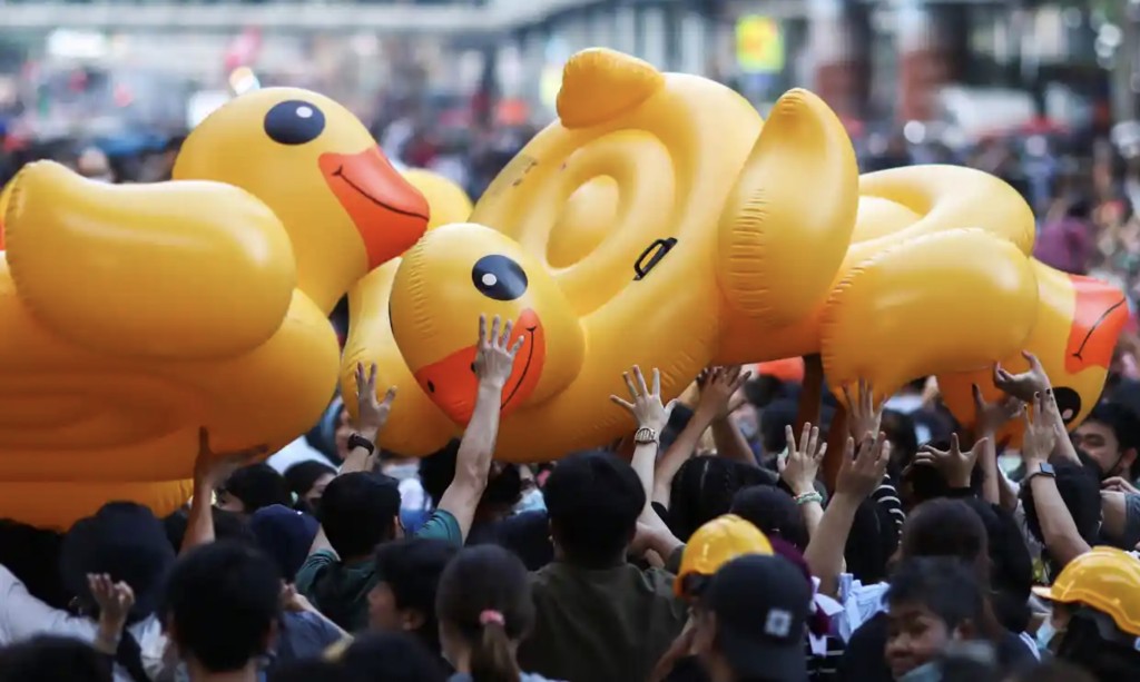 2020至2022年泰國爆發反政府示威潮，示威者傳遞用來抵擋水炮的巨型吹氣黃鴨。 路透社