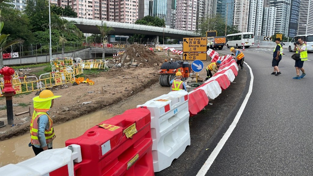多個路邊水馬被靈車撞冧。 多個路邊水馬被靈車撞冧。
