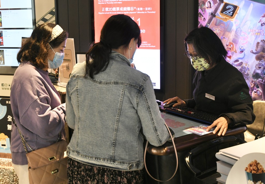 多間戲院半價售票,提高社會對選舉的關心。 多間戲院半價售票,提高社會對選舉的關心。