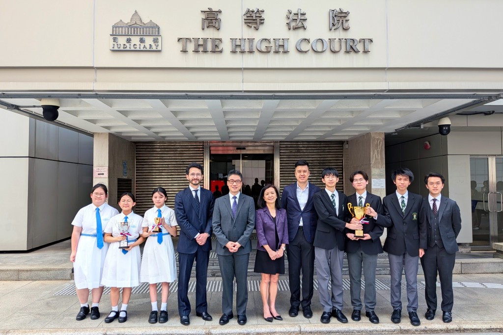高等法院原訟法庭法官游德康（左五）、區域法院法官羅麗萍（左六）、大律師公會名譽秘書及財政王永愷（左四）、大律師公會新晉大律師常委會主席鄧天麟（右五）等，與中文組冠軍聖若瑟書院辯論隊員（右二至右四），以及亞軍隊伍嘉諾撒聖方濟各書院（左一至左三）合照。