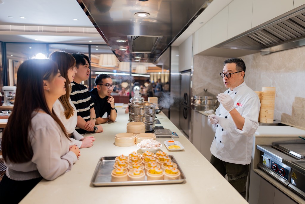 新店首設「美心點心教室」，由美心中菜廚師教授學員製作逾20多款點心，每堂可學習兩款點心，學費每人每堂由港幣450元起。