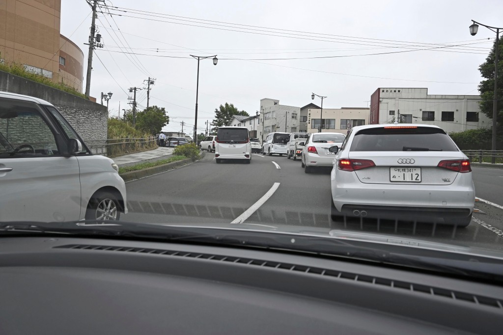 俄羅斯遠東地區發生強烈地震，導致日本部分地區發出海嘯警報，車輛撤離至日本北部北海道釧路的高地。 美聯社