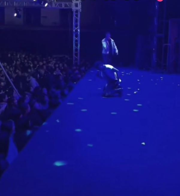 男观众首先上台指骂歌手。抖音