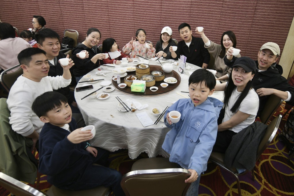 不少了客人選擇提早到中午吃團年飯，然後去旅行。陳浩元攝