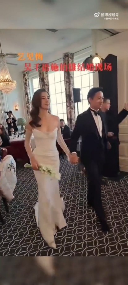 本月17日當日網上流傳一輯兩人舉行婚禮的相片。