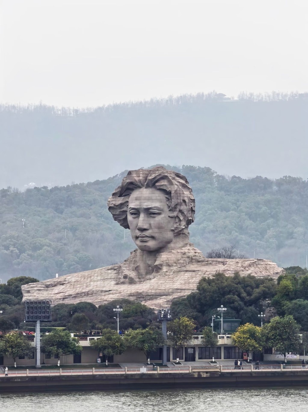 女生橘子洲自拍「旱地拔蔥」運鏡爆紅。央廣網 女生橘子洲自拍「旱地拔蔥」運鏡爆紅。央廣網