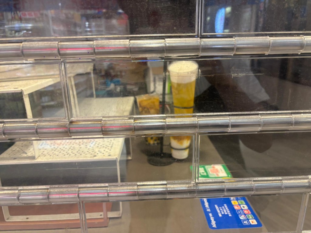 葵芳廣場分店內貨架已全部清空,僅剩幾張桌椅和陳列櫃。 葵芳廣場分店內貨架已全部清空,僅剩幾張桌椅和陳列櫃。