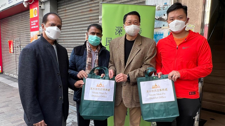 陳積志(右二)與鄭泳舜(右一)向深水埗少數族裔派檢測包。鄭泳舜FB