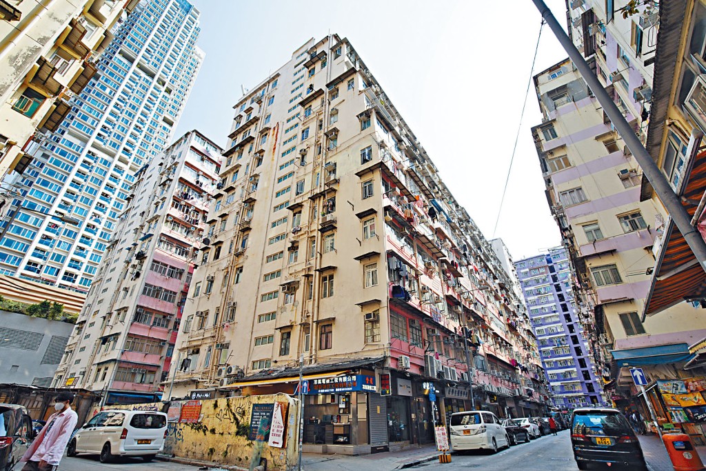 本報獲悉，美景樓第一期住宅部分每方呎收購價大約1.6萬，由樓價約1.1萬及約5000元的搬遷津貼組成。