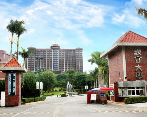 高雄的義守大學一名港生在宿舍門口外牆張貼連儂牆,有陸生看見後不滿撕下,雙方發生口角衝突。 網圖