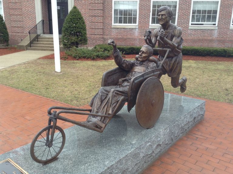 2013年，鄰近波士頓馬拉松起跑線的一處設置了霍伊特二人組的銅像。
