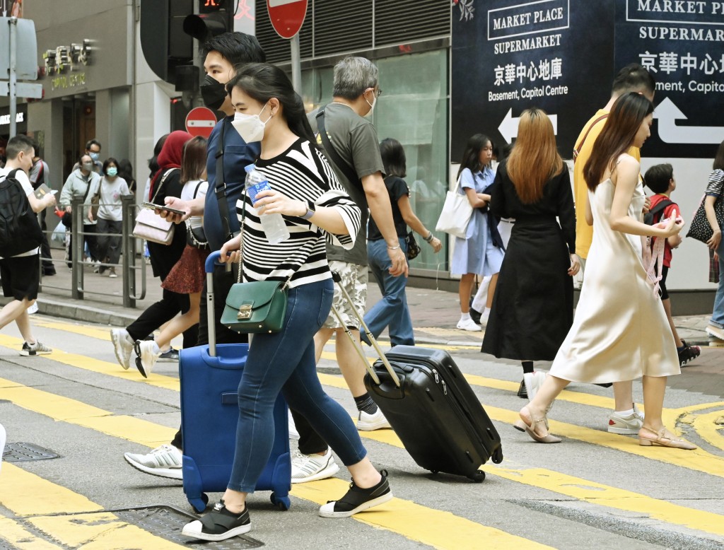 12月1日起恢复深圳市户籍居民赴香港「一签多行」个人游签注。资料图片