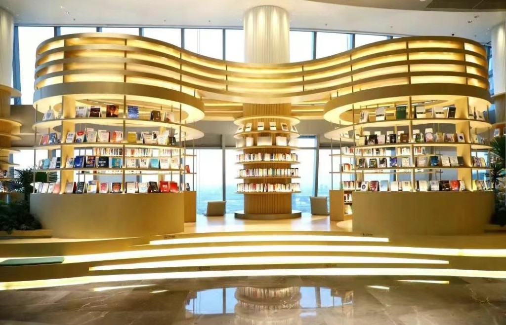 廣州旅遊好去處2024｜4. 南沙空中圖書館 位於南沙區IFC（國際金融中心）兩棟高塔中間的連廊，面積2110平方米。（圖片來源：小紅書）