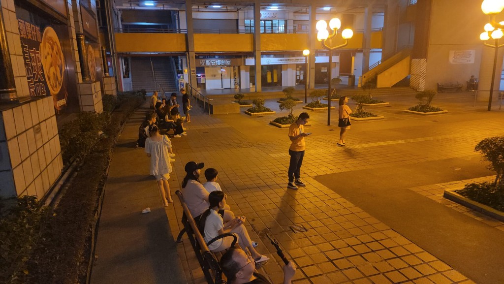 消防灌救期間,有十多名住客自行疏散到樓下空曠處暫避。黎志偉攝 消防灌救期間,有十多名住客自行疏散到樓下空曠處暫避。黎志偉攝