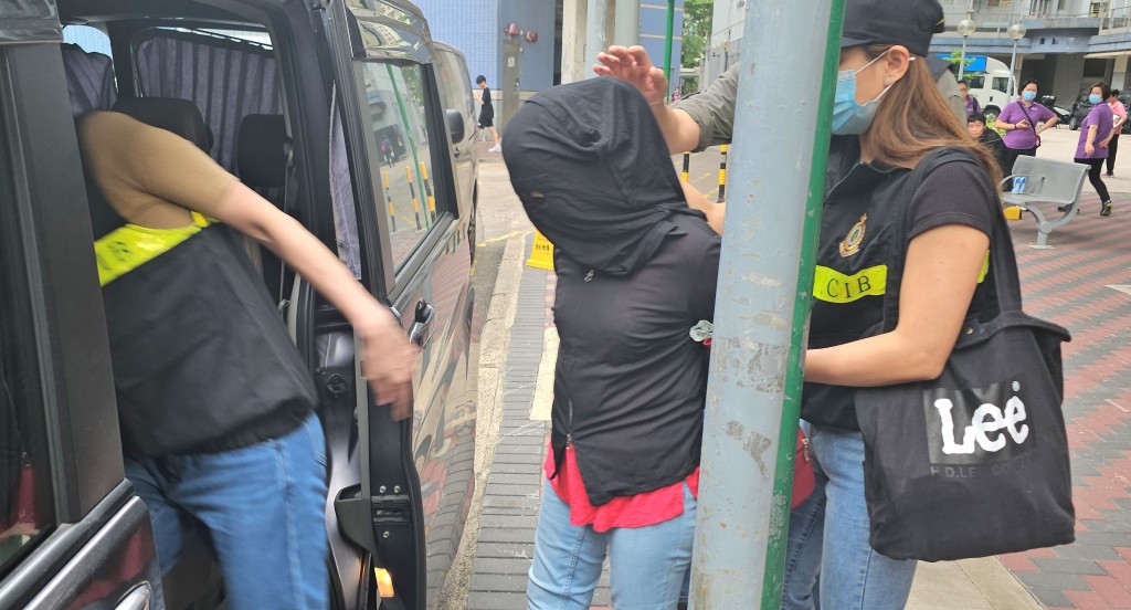 女子被捕時相信正分銷私煙。