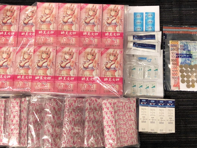 警方於行動中共檢獲約兩萬港元現金、一批避孕套、潤滑劑及按摩油等用作賣淫活動的用品。警方圖片