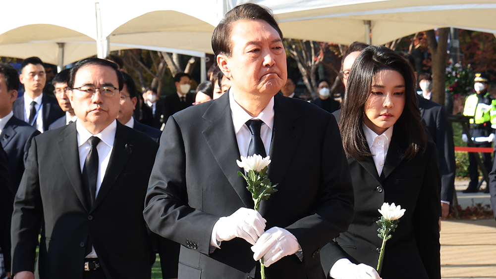 韩国总统尹锡悦与夫人为梨泰院人踩人事故遇难者献花。AP