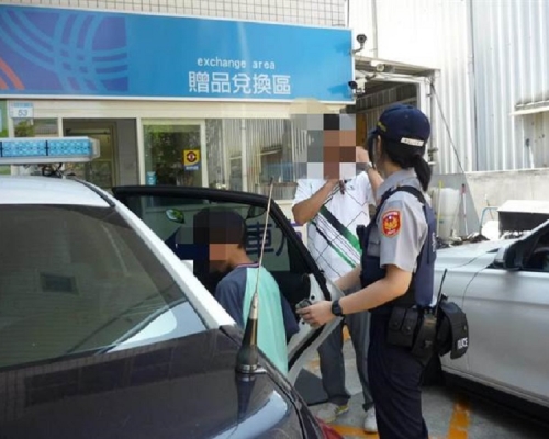 台灣桃園1名男童忘記已放暑假跑到學校之後又跑到油站。網上圖片