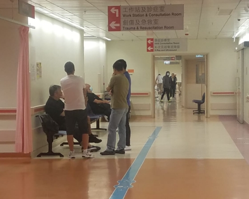 傷者朋友事後到醫院了解。歐陽偉光攝
