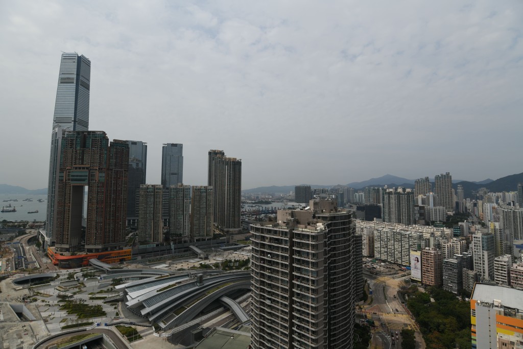 單位外望九龍站及高鐵站一帶。