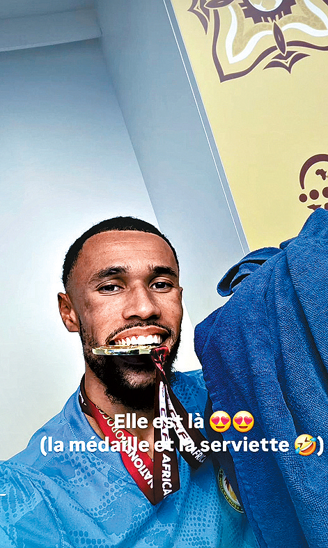 耶雲迪奧夫賽後於社交媒體上載自己口咬獎牌和拿着毛巾的照片。