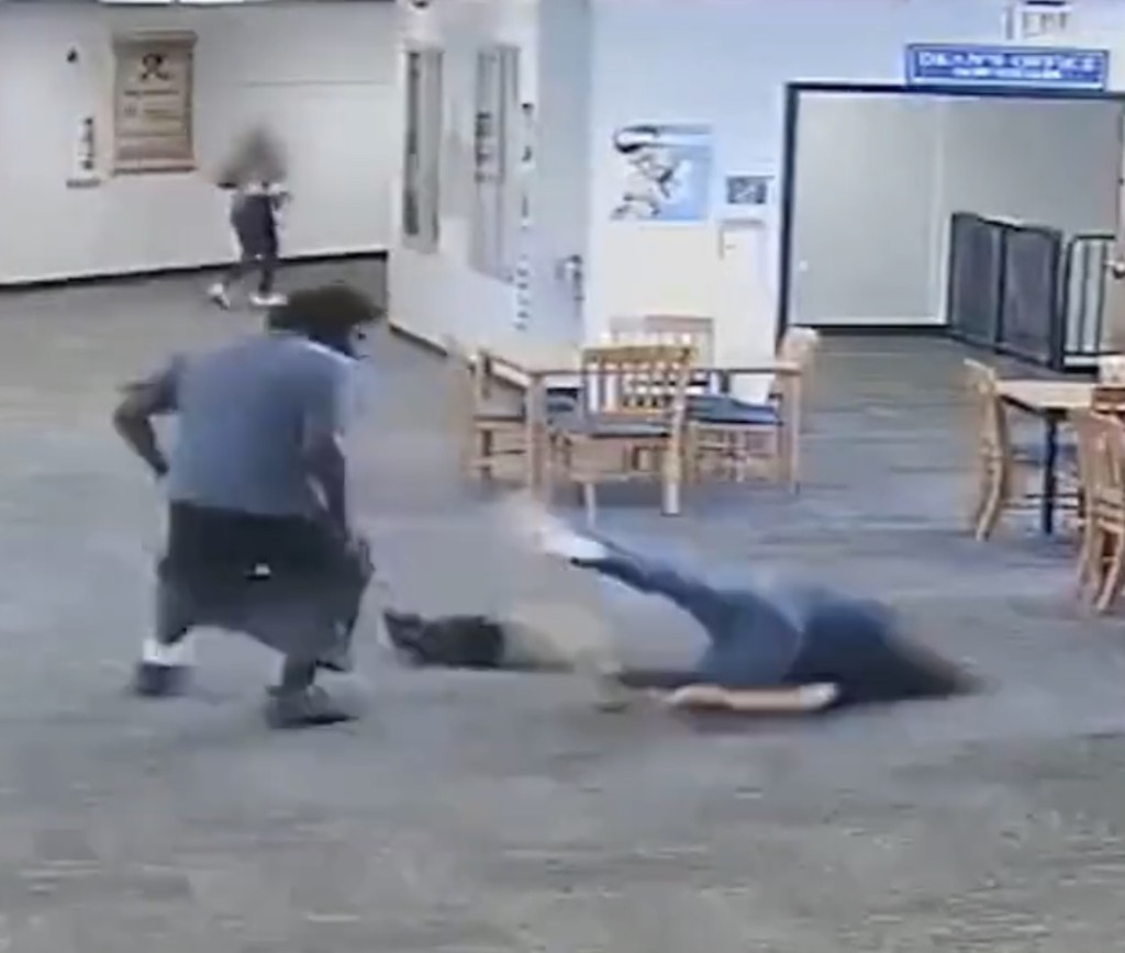 老師被重摔在地。
