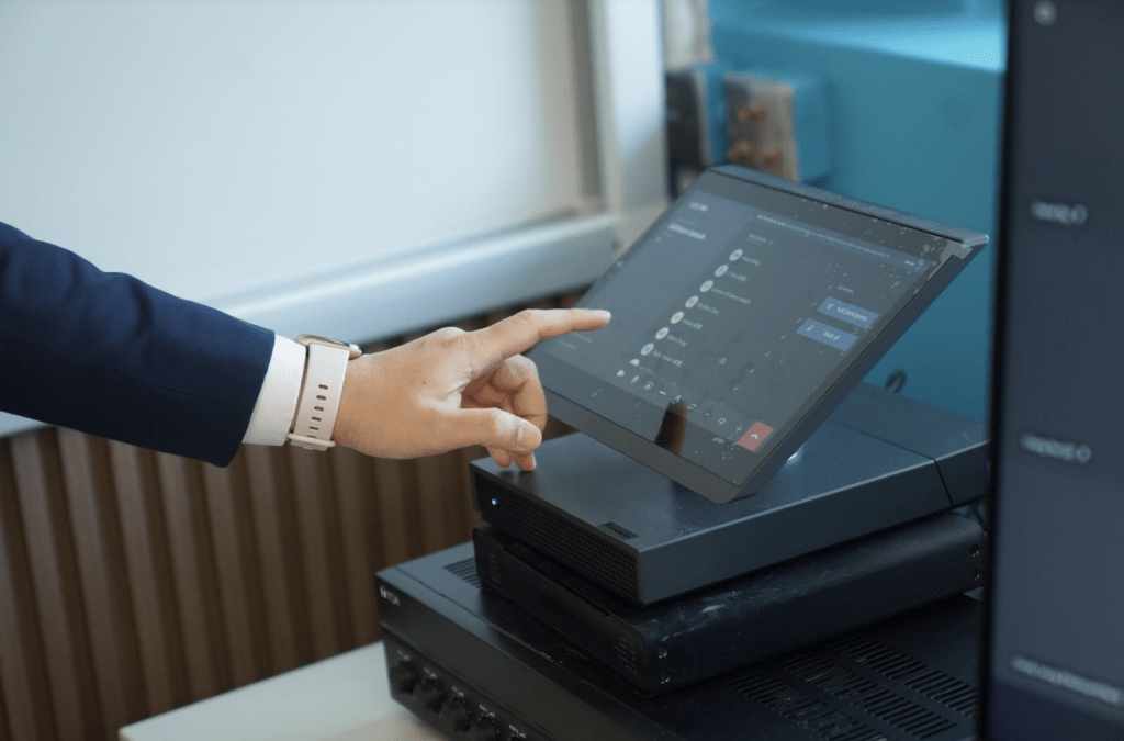 Lenovo ThinkSmart Hub 500有助老師在課堂清晰地展示教材。 Lenovo ThinkSmart Hub 500有助老師在課堂清晰地展示教材。